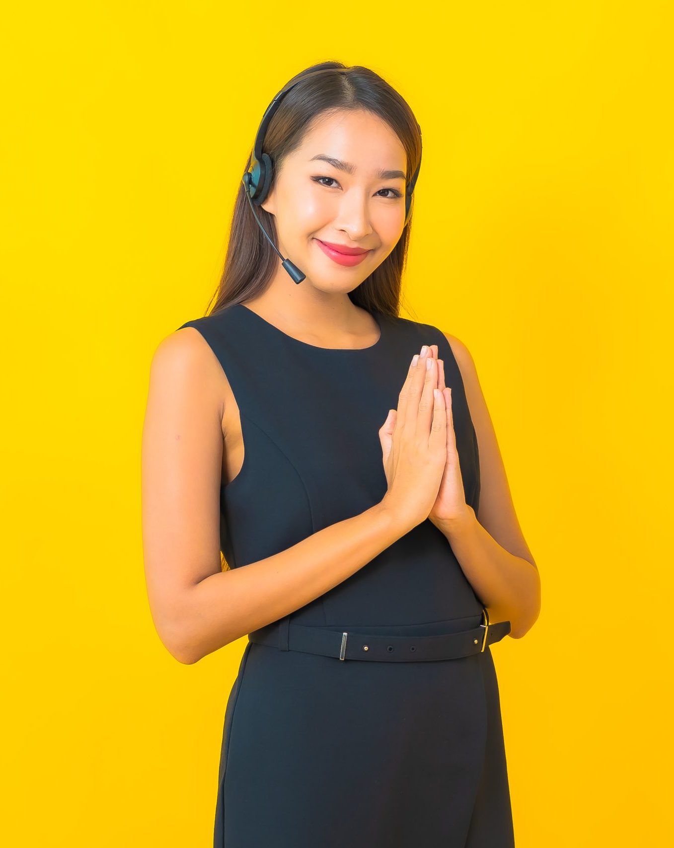 young-beautiful-asian-woman-call-centre